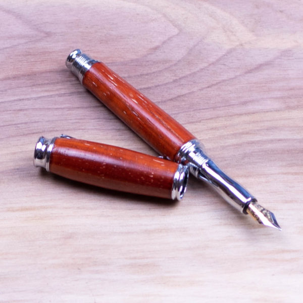 dřevěné pero z padouku